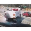 فيديو سائق يتفادى الاصطدام بشكل رائع وبمهارة فائقة!