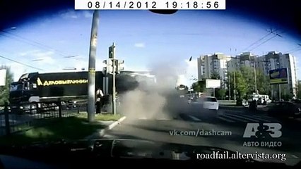 فيديو مدهش لسيارات تفقد عجلاتها وهي تسير على الشوارع العامة