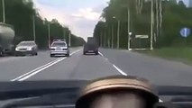 فيديو مطاردة شرطة روسية لسيارة تنتهي بكارثة وغباء السائق هو السبب