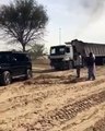 فيديو ولي عهد دبي يساعد سيارة علقت في الرمال