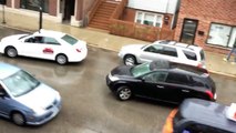 فيديو سائق تاكسي غاضب من أجل سيارته والسائق الآخر يصدم 6 سيارات ويهرب