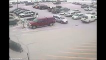 فيديو رجل مسن يصدم 10 سيارات وهو يحاول الخروج من كراج