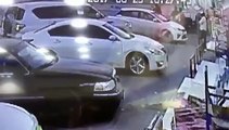 فيديو تهشم زجاج سيارة وإصابة الركاب بسبب عبوة غاز مضغوط