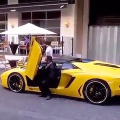 فيديو رجل طويل القامة يحاول ركوب لمبرجيني افنتادور والنتيجة؟