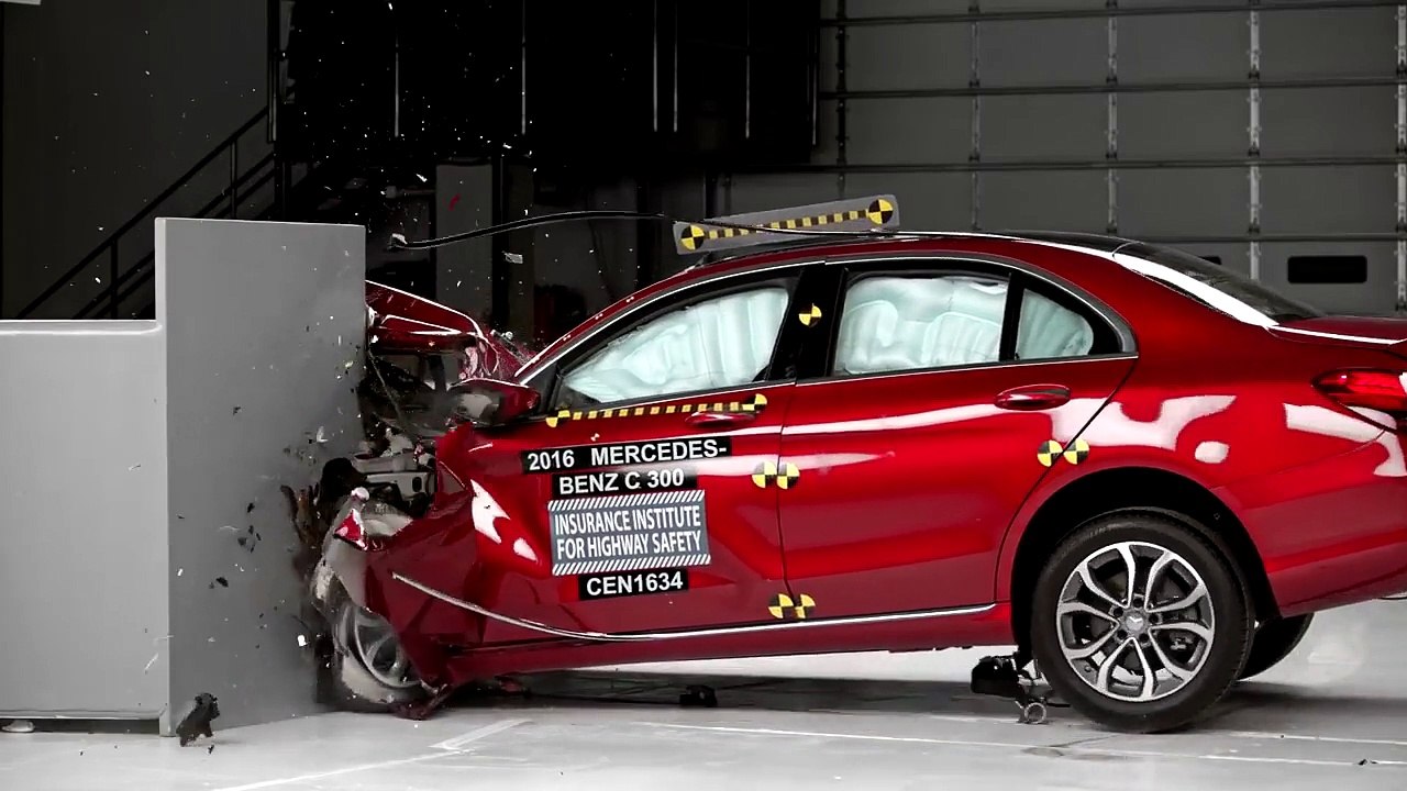 فيديو اختبار أمان مرسيدس بنز سي كلاس 2016 وعيب غير متوقع
