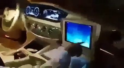 مواطن يستعرض سيارة ملكية مصفحة ضد الرصاص