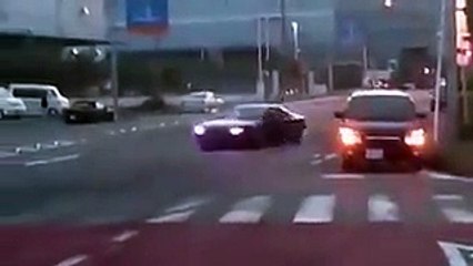 فيديو شخص مجنون يقوم بدرفت بسرعة عالية في شارع رئيسي