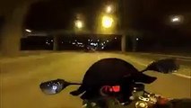 فيديو سائق دراجة الخوف عنده معدوم يسير بسرعة جنونية! كم تتوقع سرعته؟