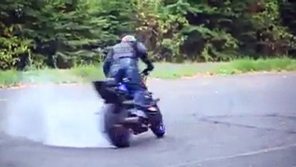 فيديو استعراض خرافي بدراجة نارية من قبل محترف سيذهلك بسرعته