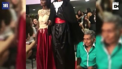 أب يعد مفاجأة مذهلة لابنته في حفل تخرجها.. لقطات مؤثرة