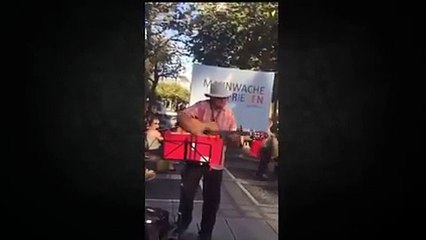 رجل ألماني يغني نشيد "صباح الخير سوريا" باللغة العربية في شوارع فرانكفورت