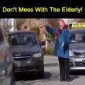 فيديو طريف جداً لعجوز تركن سيارة بطريقة جنونية