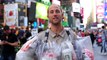 رجل يرتدي القمامة التي ينتجها ويسير في شوارع نيويورك