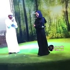 الإعلامي أحمد خميس يخطب زميلته مشاعل الشحي على المسرح