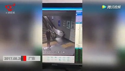 فيديو لحظة انشقاق الأرض وابتلاعها فتاة بشكل مفاجىء: وهكذا تصرف المارة