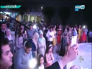 عريس يطير مع عروسته في الهواء أمام الحضور