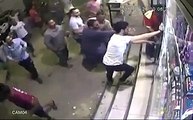 حدث في مصر: فيديو ثور يهرب من الذبح ويختبىء داخل صيدلية!