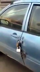 فيديو سعودي يبتكر طريقة غريبة لحماية سيارته من السرقة!