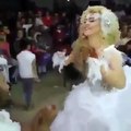 فيديو عروس ترقص بجنون في حفل زفافها وعريسها يحمر خجلاً