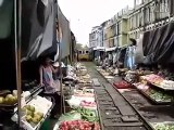 فيديو أخطر سوق تجاري في العالم .. على خط سكة حديد!