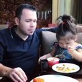 طفلة صغيرة تطعم والدها الأيس كريم بطريقة رائعة