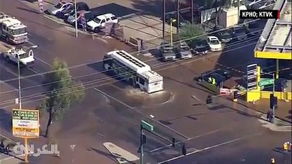 فيديو لحافلة سقطت في حفرة عملاقة بأمريكا!