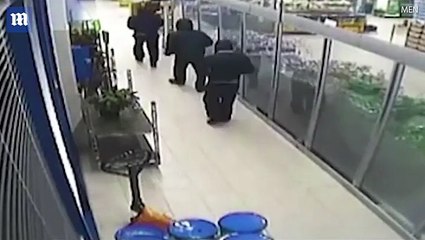 عصابة مسلحة تسرق متجراً وتستخدم عربة تسوق في الهروب بالنقود.. فيديو