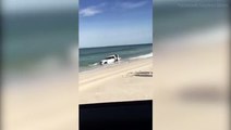 شاب يحاول إنقاذ سيارته من الغرق بطريقة مثيرة للسخرية.. فيديو