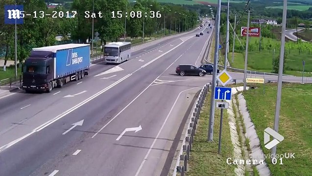 العناية الإلهية تنقذ سائق دراجة من موت محقق.. لن تصدق ما حدث له..فيديو