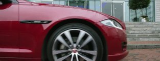 فيديو جوزيه مورينيو يبدي إعجابه بشكل مميز لسيارة جاكوار XJ الجديدة