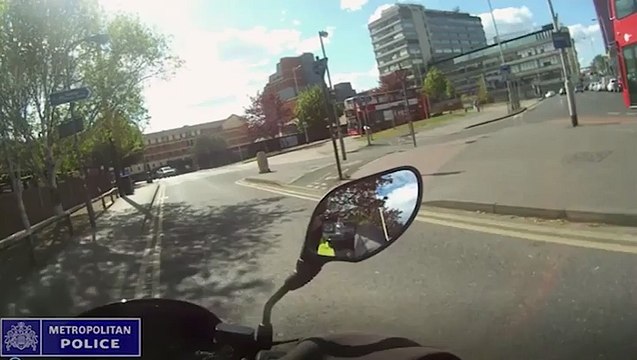 شاهد.. عملية سرقة في وضح النهار باستخدام طفاية حريق.. لن تصدق ما حدث