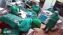 طبيب ينهال باللكمات على ممرضة داخل غرفة العمليات.. فيديو صادم