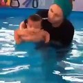 فيديو طفل عمره أشهر فقط يتعلم السباحة