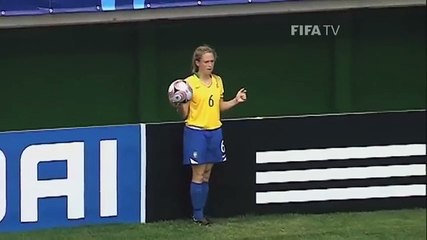 فيديو هدف رائع وذكي تحققه لاعبة برازيلية