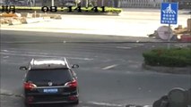 فيديو ركاب سيارة جيب ينجون بإعجوبة بعد دهس سيارتهم!