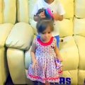 فيديو طفل يسرح شعر شقيقته الصغيرة بطريقة رائعة لا تصدق