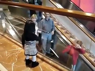 تصرف طريف جداً من طفلة على السلم الكهربائي