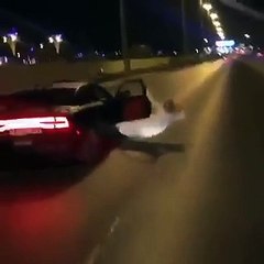 فيديو شاب مستهتر يستعرض خارج سيارة مسرعة