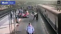 فيديو: جندي ينقذ طفلة من الموت تحت عجلات القطار