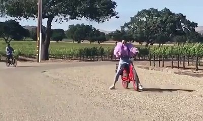 فيديو العارضة الحسناء كيندال جينر تتعرض لموقف محرج أمام الكاميرات