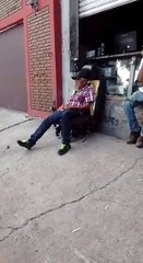 فيديو مزحة من العيار الثقيل كادت تكسر ضلوع رجل مسن