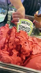 فيديو.. آيس كريم جديد بالكاتشب يجتاح العالم