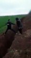 شاهد شاب عربي يحاول مساعدة أمه على العبور من حفرة واسعة.. والنتيجة!