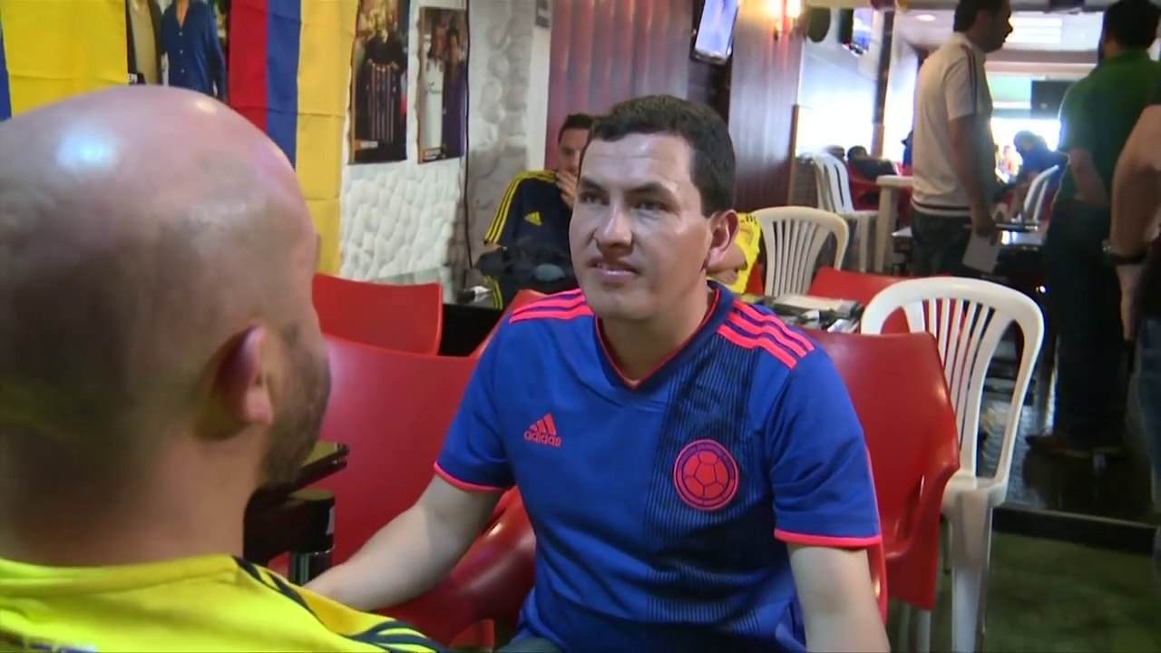 Un supporter sourd et aveugle suit le match de la Colombie grace à son ami