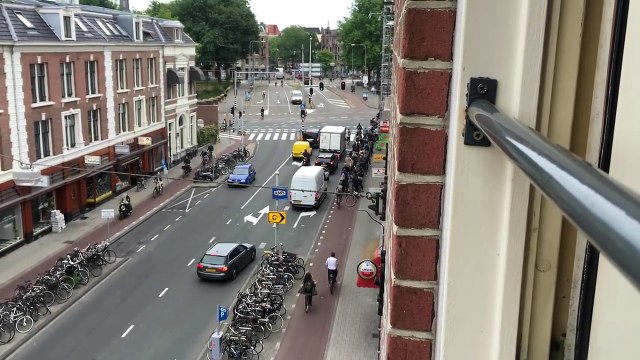 Le rush hour à Amsterdam entre vélos et voitures
