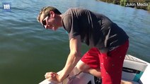 شاهد بالفيديو.. ثعبان يقفز على متن قارب سياحي ويروع ركابه