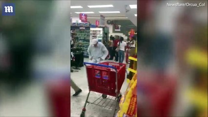 شاهد.. عجوز يستعرض مهاراته في الرقص بشكل عفوي وسط مول تجاري