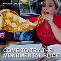 فيديو أكبر مثلث بيتزا يمكن أن تراه في حياتك بقيمة 10 دولار في نيويورك