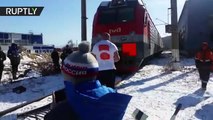 فيديو رياضي روسي يجر قاطرة بجسده!