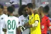 بالفيديو: حارس مرمى إماراتي يعتدي على مهاجم الفريق المنافس